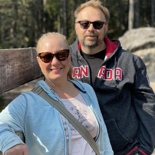 Active couple enjoying pain free joint mobility with Artivorin